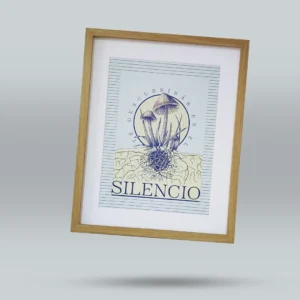 Afiche ilustrado con diseño artístico original de hongos y raíces, acompañado de la frase inspiradora Te descubrirás en el silencio. Arte exclusivo creado por ilustrador colombiano, ideal para decorar espacios con mensajes reflexivos y emocionales. Disponible para envío a todo Colombia.