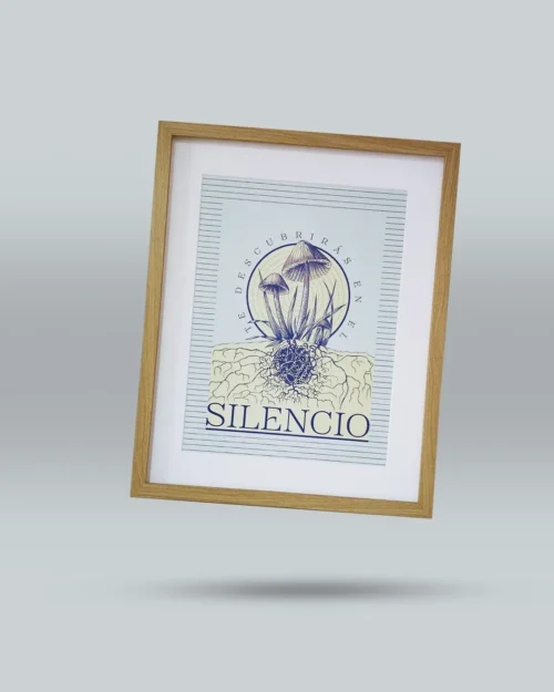 Afiche ilustrado con diseño artístico original de hongos y raíces, acompañado de la frase inspiradora Te descubrirás en el silencio. Arte exclusivo creado por ilustrador colombiano, ideal para decorar espacios con mensajes reflexivos y emocionales. Disponible para envío a todo Colombia.