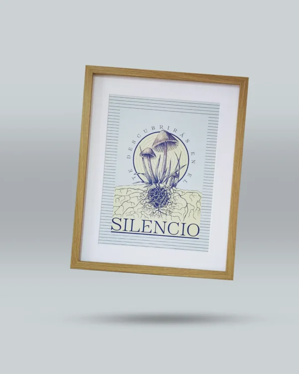 Afiche ilustrado con diseño artístico original de hongos y raíces, acompañado de la frase inspiradora Te descubrirás en el silencio. Arte exclusivo creado por ilustrador colombiano, ideal para decorar espacios con mensajes reflexivos y emocionales. Disponible para envío a todo Colombia.