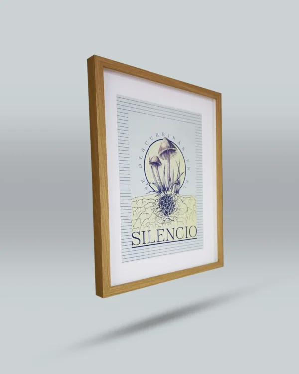 Afiche ilustrado con diseño artístico original de hongos y raíces, acompañado de la frase inspiradora Te descubrirás en el silencio. Arte exclusivo creado por ilustrador colombiano, ideal para decorar espacios con mensajes reflexivos y emocionales. Disponible para envío a todo Colombia.