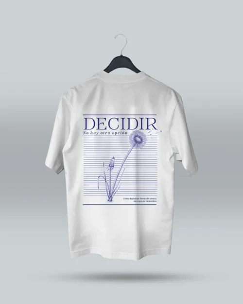 Camiseta blanca unisex con ilustración artística de diente de león y frase motivadora Decidir, no hay otra opción. Diseño exclusivo de ilustrador colombiano, ideal para expresar estilo con mensajes inspiradores. Disponible en tallas variadas y con envíos a todo Colombia.