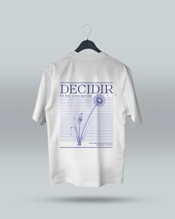 Camiseta blanca unisex con ilustración artística de diente de león y frase motivadora Decidir, no hay otra opción. Diseño exclusivo de ilustrador colombiano, ideal para expresar estilo con mensajes inspiradores. Disponible en tallas variadas y con envíos a todo Colombia.