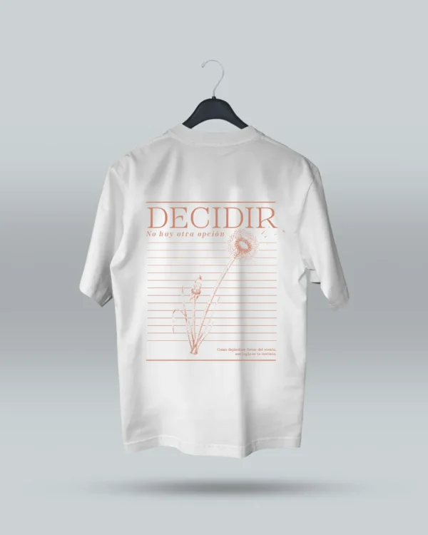 Camiseta blanca unisex con ilustración artística de diente de león y frase motivadora Decidir, no hay otra opción. Diseño exclusivo de ilustrador colombiano, ideal para expresar estilo con mensajes inspiradores. Disponible en tallas variadas y con envíos a todo Colombia.