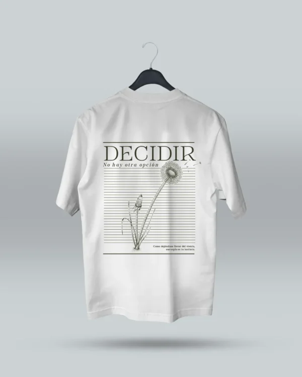 Camiseta blanca unisex con ilustración artística de diente de león y frase motivadora Decidir, no hay otra opción. Diseño exclusivo de ilustrador colombiano, ideal para expresar estilo con mensajes inspiradores. Disponible en tallas variadas y con envíos a todo Colombia.