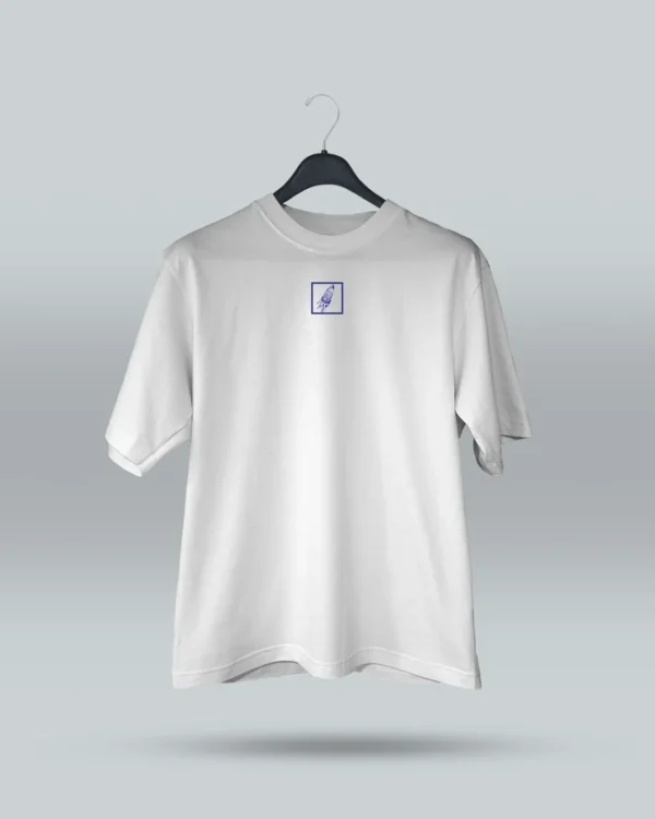Camiseta blanca unisex con ilustración artística de diente de león y frase motivadora Decidir, no hay otra opción. Diseño exclusivo de ilustrador colombiano, ideal para expresar estilo con mensajes inspiradores. Disponible en tallas variadas y con envíos a todo Colombia.
