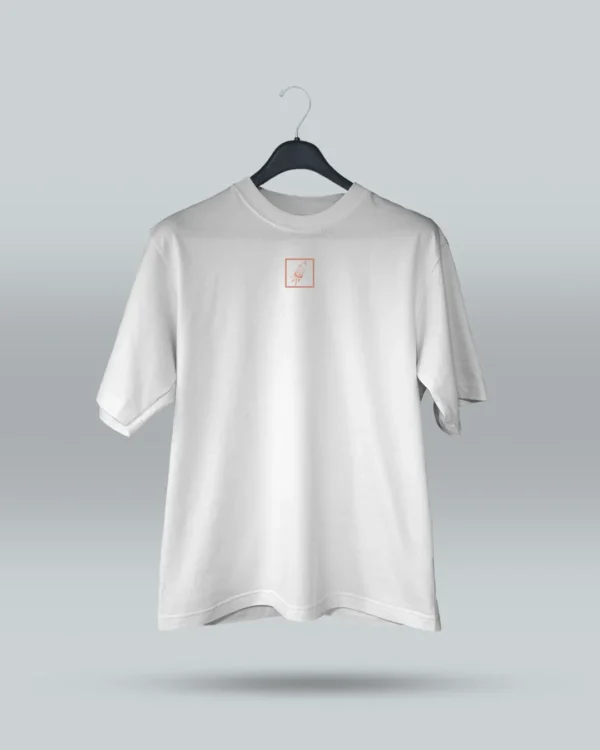 Camiseta blanca unisex con ilustración artística de diente de león y frase motivadora Decidir, no hay otra opción. Diseño exclusivo de ilustrador colombiano, ideal para expresar estilo con mensajes inspiradores. Disponible en tallas variadas y con envíos a todo Colombia.