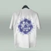 Camiseta blanca unisex con ilustración artística de flores en círculo y la frase inspiradora Eres lo que te repites. Diseño exclusivo creado por ilustrador colombiano, ideal para quienes buscan ropa original con mensajes motivadores. Disponible en tallas varias y con envíos a todo Colombia.