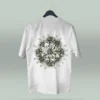 Camiseta blanca unisex con ilustración artística de flores en círculo y la frase inspiradora Eres lo que te repites. Diseño exclusivo creado por ilustrador colombiano, ideal para quienes buscan ropa original con mensajes motivadores. Disponible en tallas varias y con envíos a todo Colombia.