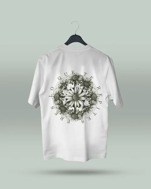 Camiseta blanca unisex con ilustración artística de flores en círculo y la frase inspiradora Eres lo que te repites. Diseño exclusivo creado por ilustrador colombiano, ideal para quienes buscan ropa original con mensajes motivadores. Disponible en tallas varias y con envíos a todo Colombia.