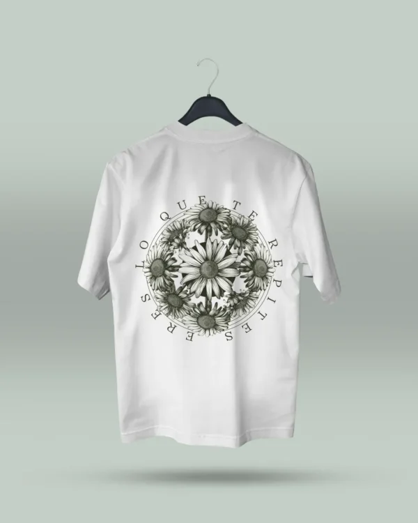Camiseta blanca unisex con ilustración artística de flores en círculo y la frase inspiradora Eres lo que te repites. Diseño exclusivo creado por ilustrador colombiano, ideal para quienes buscan ropa original con mensajes motivadores. Disponible en tallas varias y con envíos a todo Colombia.