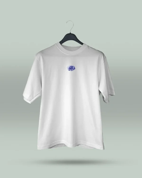 Camiseta blanca unisex con ilustración artística de flores en círculo y la frase inspiradora Eres lo que te repites. Diseño exclusivo creado por ilustrador colombiano, ideal para quienes buscan ropa original con mensajes motivadores. Disponible en tallas varias y con envíos a todo Colombia.