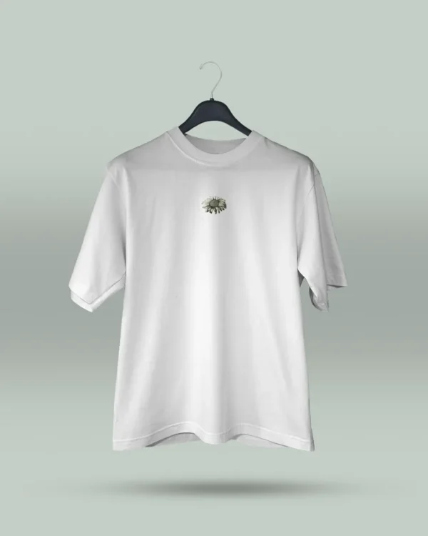 Camiseta blanca unisex con ilustración artística de flores en círculo y la frase inspiradora Eres lo que te repites. Diseño exclusivo creado por ilustrador colombiano, ideal para quienes buscan ropa original con mensajes motivadores. Disponible en tallas varias y con envíos a todo Colombia.