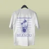 Camiseta blanca unisex con ilustración artística de hongos y raíces, acompañada de la frase poética Te descubrirás en el silencio. Ropa original hecha en Colombia con mensajes reflexivos y diseño exclusivo para quienes buscan prendas únicas con significado. Con envío a todo Colombia