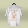 Camiseta blanca unisex con ilustración artística de hongos y raíces, acompañada de la frase poética Te descubrirás en el silencio. Ropa original hecha en Colombia con mensajes reflexivos y diseño exclusivo para quienes buscan prendas únicas con significado. Con envío a todo Colombia