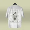 Camiseta blanca unisex con ilustración artística de hongos y raíces, acompañada de la frase poética Te descubrirás en el silencio. Ropa original hecha en Colombia con mensajes reflexivos y diseño exclusivo para quienes buscan prendas únicas con significado. Con envío a todo Colombia