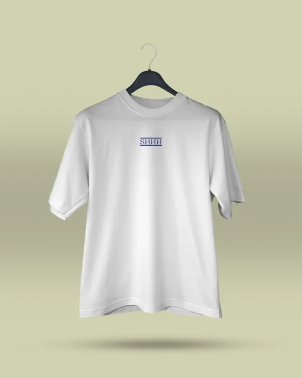 Camiseta blanca unisex con ilustración artística de hongos y raíces, acompañada de la frase poética Te descubrirás en el silencio. Ropa original hecha en Colombia con mensajes reflexivos y diseño exclusivo para quienes buscan prendas únicas con significado. Con envío a todo Colombia