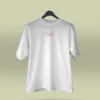 Camiseta blanca unisex con ilustración artística de hongos y raíces, acompañada de la frase poética Te descubrirás en el silencio. Ropa original hecha en Colombia con mensajes reflexivos y diseño exclusivo para quienes buscan prendas únicas con significado. Con envío a todo Colombia