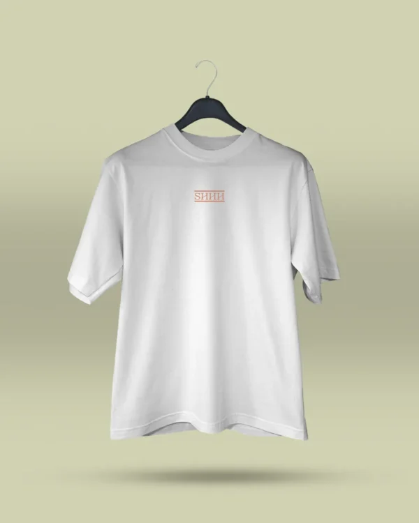 Camiseta blanca unisex con ilustración artística de hongos y raíces, acompañada de la frase poética Te descubrirás en el silencio. Ropa original hecha en Colombia con mensajes reflexivos y diseño exclusivo para quienes buscan prendas únicas con significado. Con envío a todo Colombia