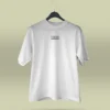 Camiseta blanca unisex con ilustración artística de hongos y raíces, acompañada de la frase poética Te descubrirás en el silencio. Ropa original hecha en Colombia con mensajes reflexivos y diseño exclusivo para quienes buscan prendas únicas con significado. Con envío a todo Colombia