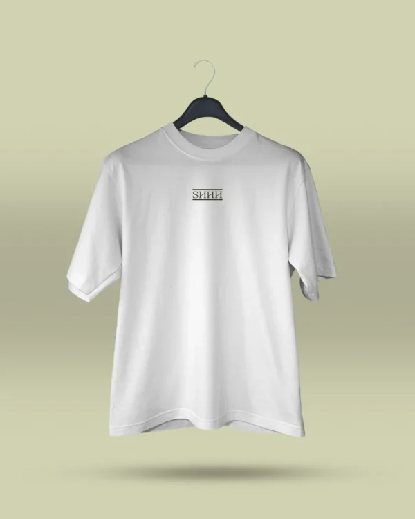 Camiseta blanca unisex con ilustración artística de hongos y raíces, acompañada de la frase poética Te descubrirás en el silencio. Ropa original hecha en Colombia con mensajes reflexivos y diseño exclusivo para quienes buscan prendas únicas con significado. Con envío a todo Colombia