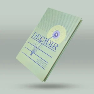 Libreta ilustrada con diseño artístico exclusivo. En la portada aparece un diente de león acompañado del mensaje inspirador: Decidir, no hay otra opción. Producto ideal para escribir, planear y reflexionar. Hecha en Colombia.