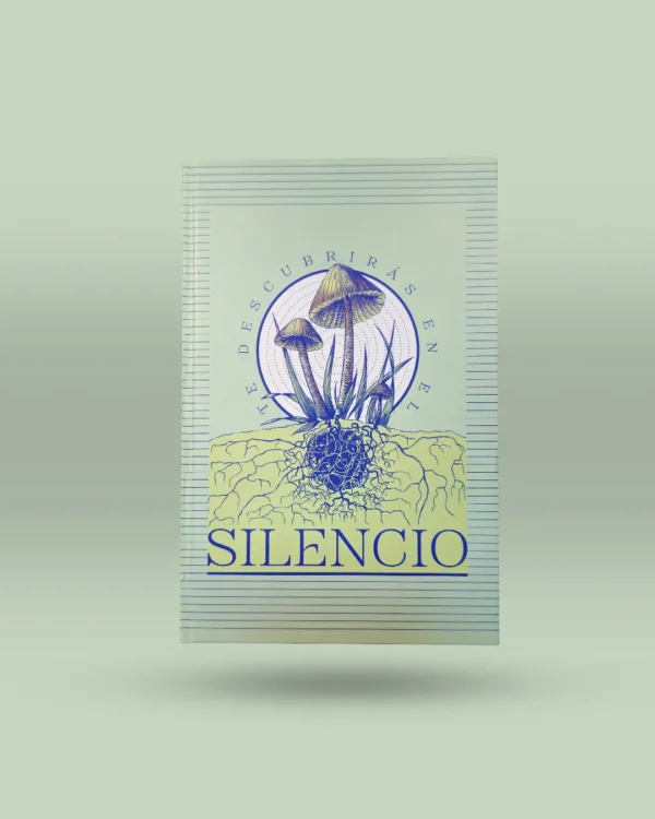 Libreta ilustrada con diseño artístico original que muestra hongos con raíces detalladas y la frase inspiradora: Te descubrirás en el silencio. Ideal para escribir, reflexionar y conectar con tus pensamientos. Producto hecho en Colombia