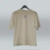 Camiseta beige unisex con ilustración artística de diente de león y frase motivadora Decidir, no hay otra opción. Diseño exclusivo de ilustrador colombiano, ideal para expresar estilo con mensajes inspiradores. Disponible en tallas variadas y con envíos a todo Colombia.