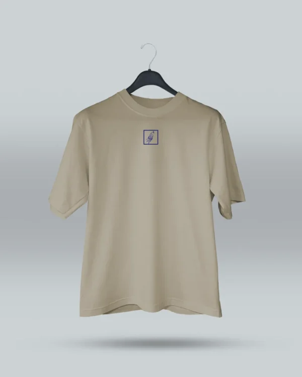Camiseta beige unisex con ilustración artística de diente de león y frase motivadora Decidir, no hay otra opción. Diseño exclusivo de ilustrador colombiano, ideal para expresar estilo con mensajes inspiradores. Disponible en tallas variadas y con envíos a todo Colombia.