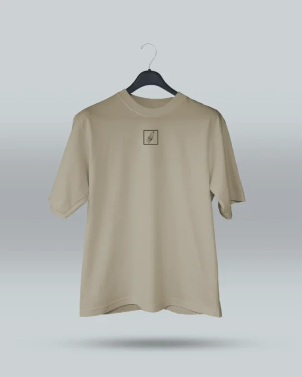 Camiseta beige unisex con ilustración artística de diente de león y frase motivadora Decidir, no hay otra opción. Diseño exclusivo de ilustrador colombiano, ideal para expresar estilo con mensajes inspiradores. Disponible en tallas variadas y con envíos a todo Colombia.