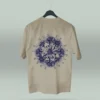 Camiseta beige unisex con ilustración artística de flores en círculo y la frase inspiradora Eres lo que te repites. Diseño exclusivo creado por ilustrador colombiano, ideal para quienes buscan ropa original con mensajes motivadores. Disponible en tallas varias y con envíos a todo Colombia.