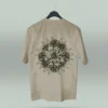 Camiseta beige unisex con ilustración artística de flores en círculo y la frase inspiradora Eres lo que te repites. Diseño exclusivo creado por ilustrador colombiano, ideal para quienes buscan ropa original con mensajes motivadores. Disponible en tallas varias y con envíos a todo Colombia.