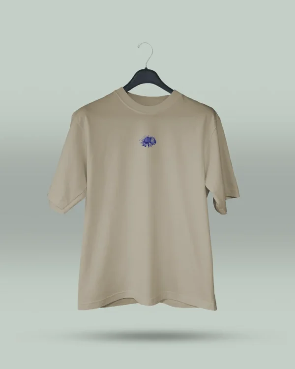 Camiseta beige unisex con ilustración artística de flores en círculo y la frase inspiradora Eres lo que te repites. Diseño exclusivo creado por ilustrador colombiano, ideal para quienes buscan ropa original con mensajes motivadores. Disponible en tallas varias y con envíos a todo Colombia.