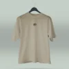 Camiseta beige unisex con ilustración artística de flores en círculo y la frase inspiradora Eres lo que te repites. Diseño exclusivo creado por ilustrador colombiano, ideal para quienes buscan ropa original con mensajes motivadores. Disponible en tallas varias y con envíos a todo Colombia.