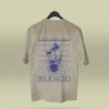 Camiseta beige unisex con ilustración artística de hongos y raíces, acompañada de la frase poética Te descubrirás en el silencio. Ropa original hecha en Colombia con mensajes reflexivos y diseño exclusivo para quienes buscan prendas únicas con significado. Con envío a todo Colombia