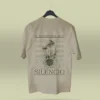 Camiseta beige unisex con ilustración artística de hongos y raíces, acompañada de la frase poética Te descubrirás en el silencio. Ropa original hecha en Colombia con mensajes reflexivos y diseño exclusivo para quienes buscan prendas únicas con significado. Con envío a todo Colombia