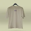 Camiseta beige unisex con ilustración artística de hongos y raíces, acompañada de la frase poética Te descubrirás en el silencio. Ropa original hecha en Colombia con mensajes reflexivos y diseño exclusivo para quienes buscan prendas únicas con significado. Con envío a todo Colombia