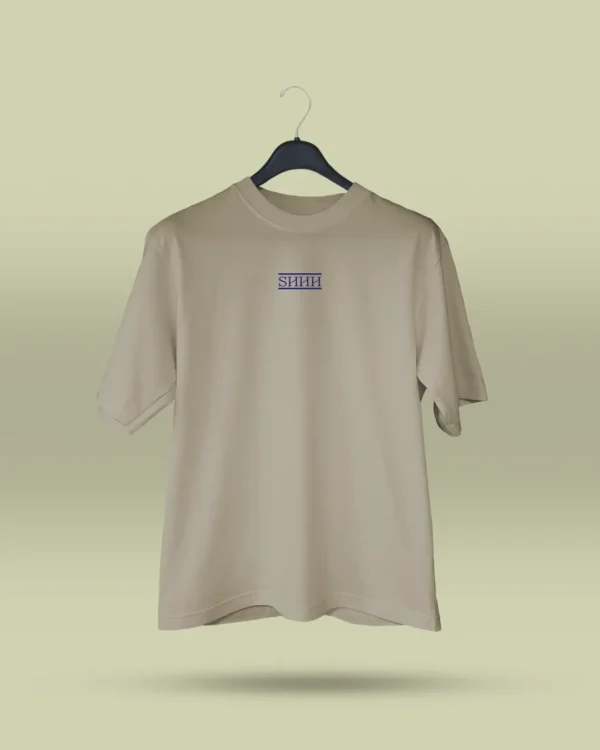 Camiseta beige unisex con ilustración artística de hongos y raíces, acompañada de la frase poética Te descubrirás en el silencio. Ropa original hecha en Colombia con mensajes reflexivos y diseño exclusivo para quienes buscan prendas únicas con significado. Con envío a todo Colombia