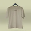 Camiseta beige unisex con ilustración artística de hongos y raíces, acompañada de la frase poética Te descubrirás en el silencio. Ropa original hecha en Colombia con mensajes reflexivos y diseño exclusivo para quienes buscan prendas únicas con significado. Con envío a todo Colombia