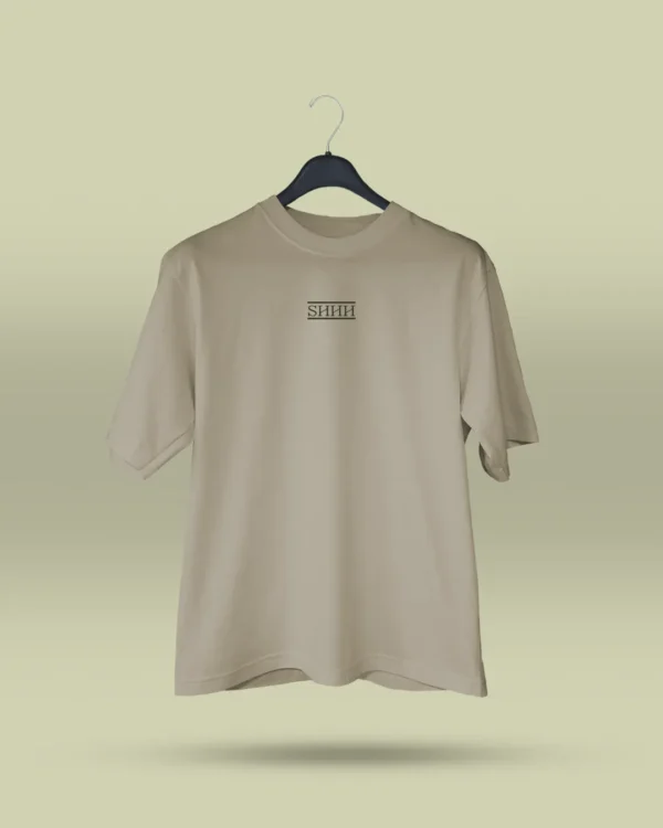 Camiseta beige unisex con ilustración artística de hongos y raíces, acompañada de la frase poética Te descubrirás en el silencio. Ropa original hecha en Colombia con mensajes reflexivos y diseño exclusivo para quienes buscan prendas únicas con significado. Con envío a todo Colombia